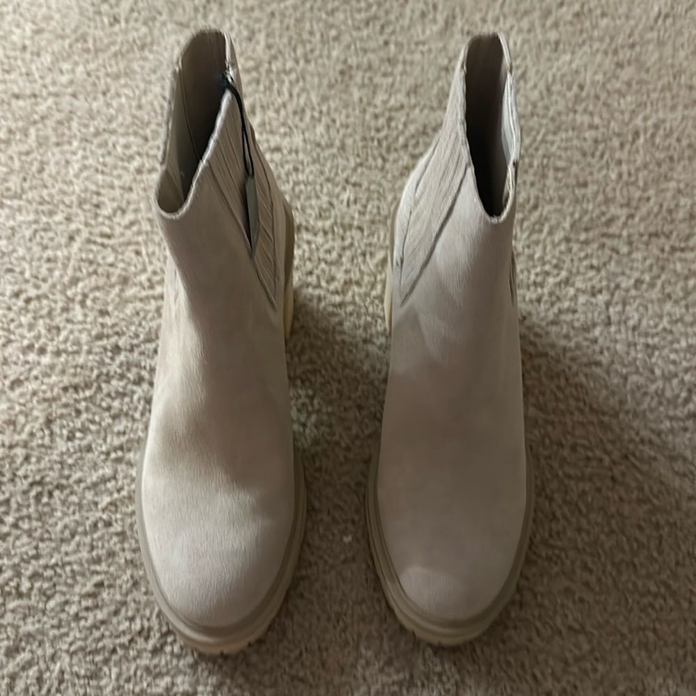 Dolce Vita Crème Suede Bootie Brand New